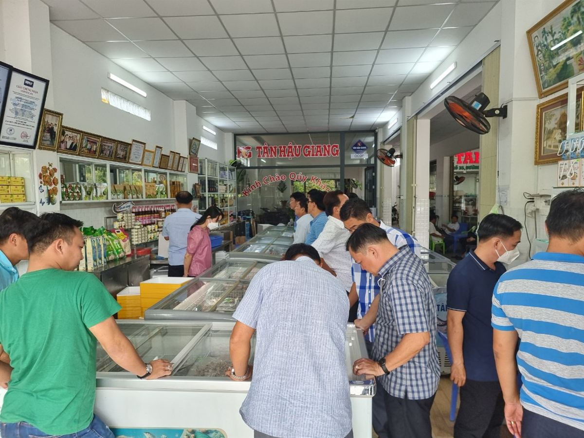 Khách chọn hàng trong cửa hàng Tân Hậu Giang