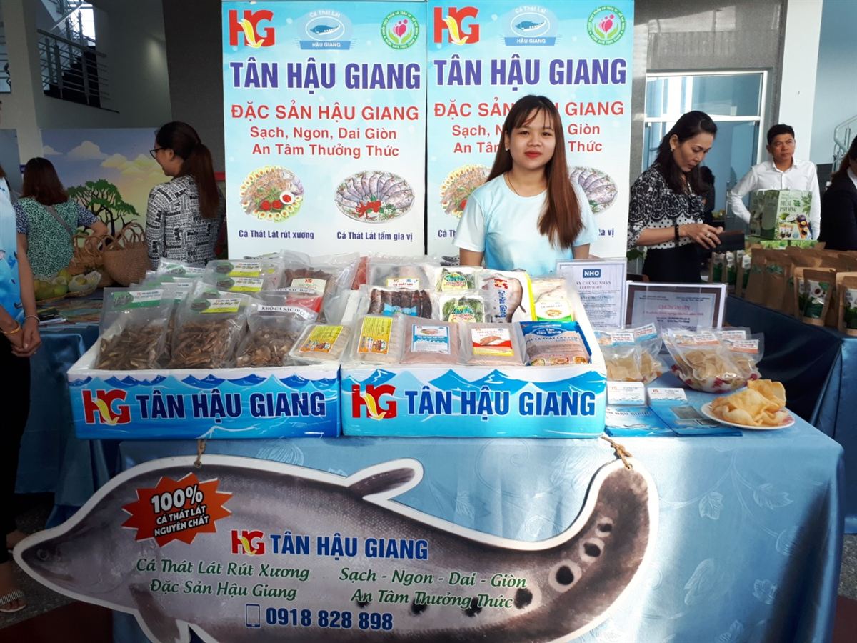 Gian hàng Tân Hậu Giang với cá thát lát rút xương và đặc sản tại hội chợ