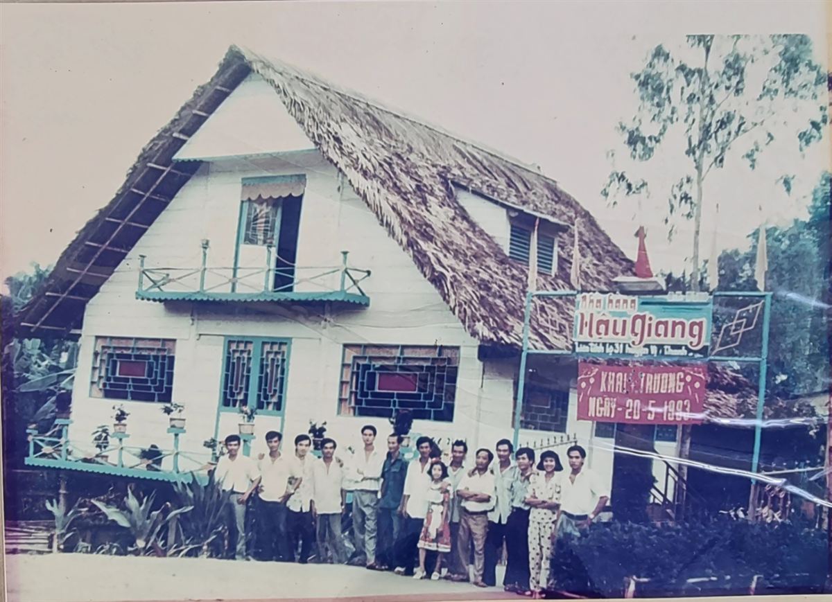 Ảnh cũ ngày khai trương nhà hàng Hậu Giang, 20/5/1993